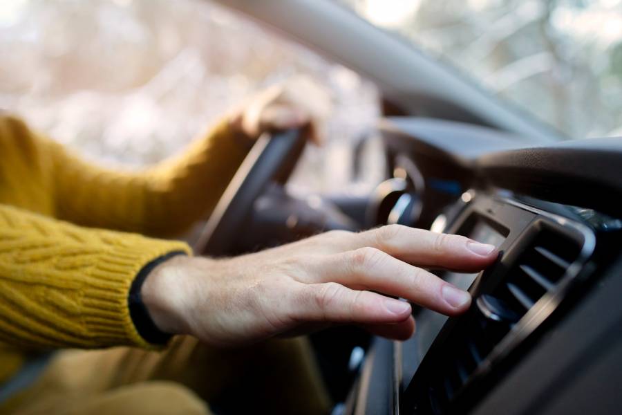 Motorista sentindo que o ar-condicionado do carro não gela