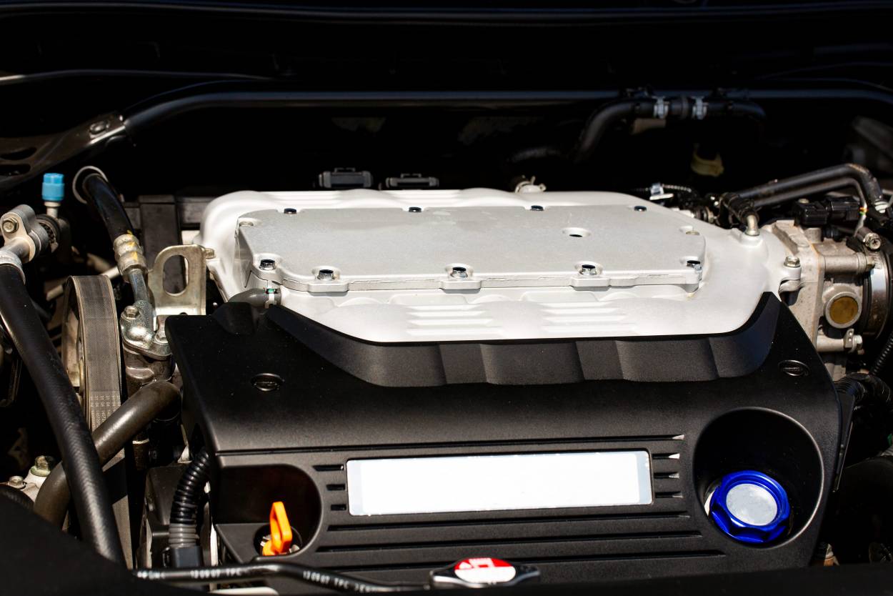 Radiador automotivo em bom estado instalado no motor