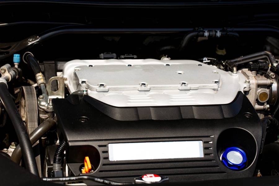 Radiador automotivo em bom estado instalado no motor