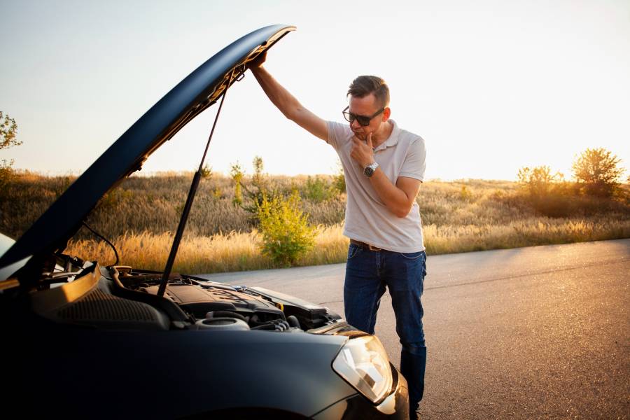 Motorista tentando ligar carro com bateria fraca
