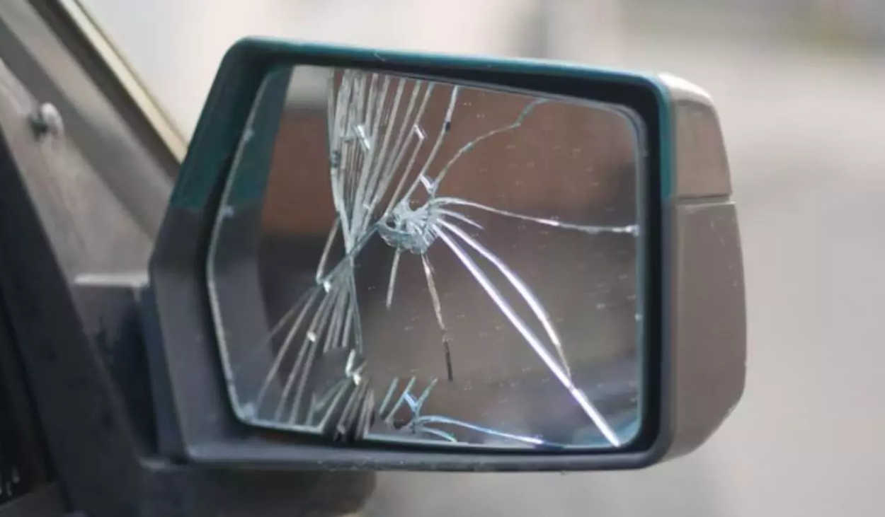 Retrovisor de carro com espelho quebrado