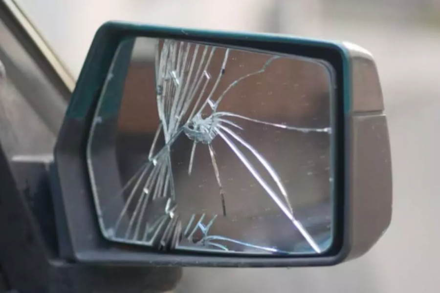 Retrovisor de carro com espelho quebrado